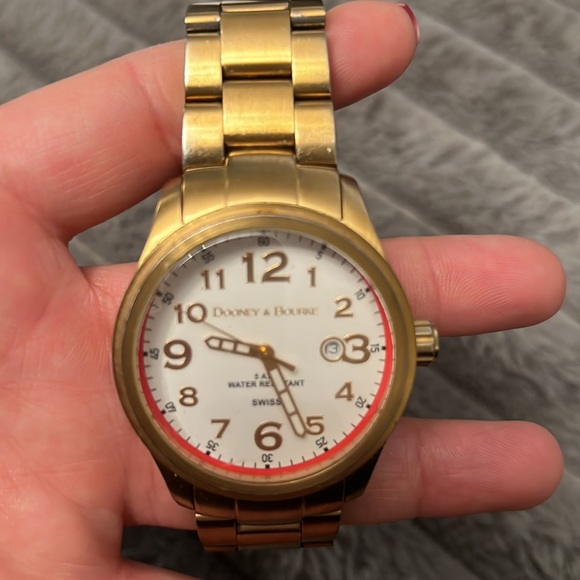 Dooney & Bourke gold watch - Picture 5 of 7